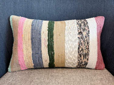 チェアの上に置かれたキリムクッション（C-15579）の写真2