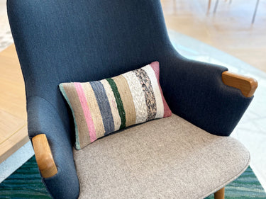 チェアの上に置かれたキリムクッション（C-15579）の写真1