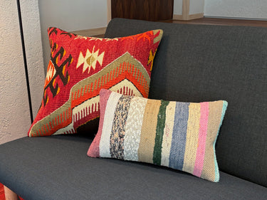 異なるサイズクッションと置かれたキリムクッション（C-15579）の写真