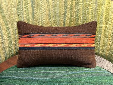 チェアの上に置かれたキリムクッション（C-15437）の写真3