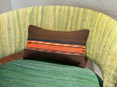 チェアの上に置かれたキリムクッション（C-15437）の写真2