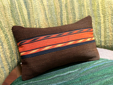 チェアの上に置かれたキリムクッション（C-15437）の写真1