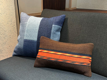 異なるサイのクッションと置かれたキリムクッション（C-15437）の写真
