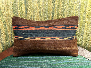 チェアの上に置かれたキリムクッション（C-15438）の写真2
