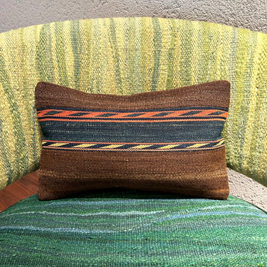 チェアの上に置かれたキリムクッション（C-15438）の写真2