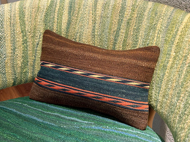 チェアの上に置かれたキリムクッション（C-15438）の写真3