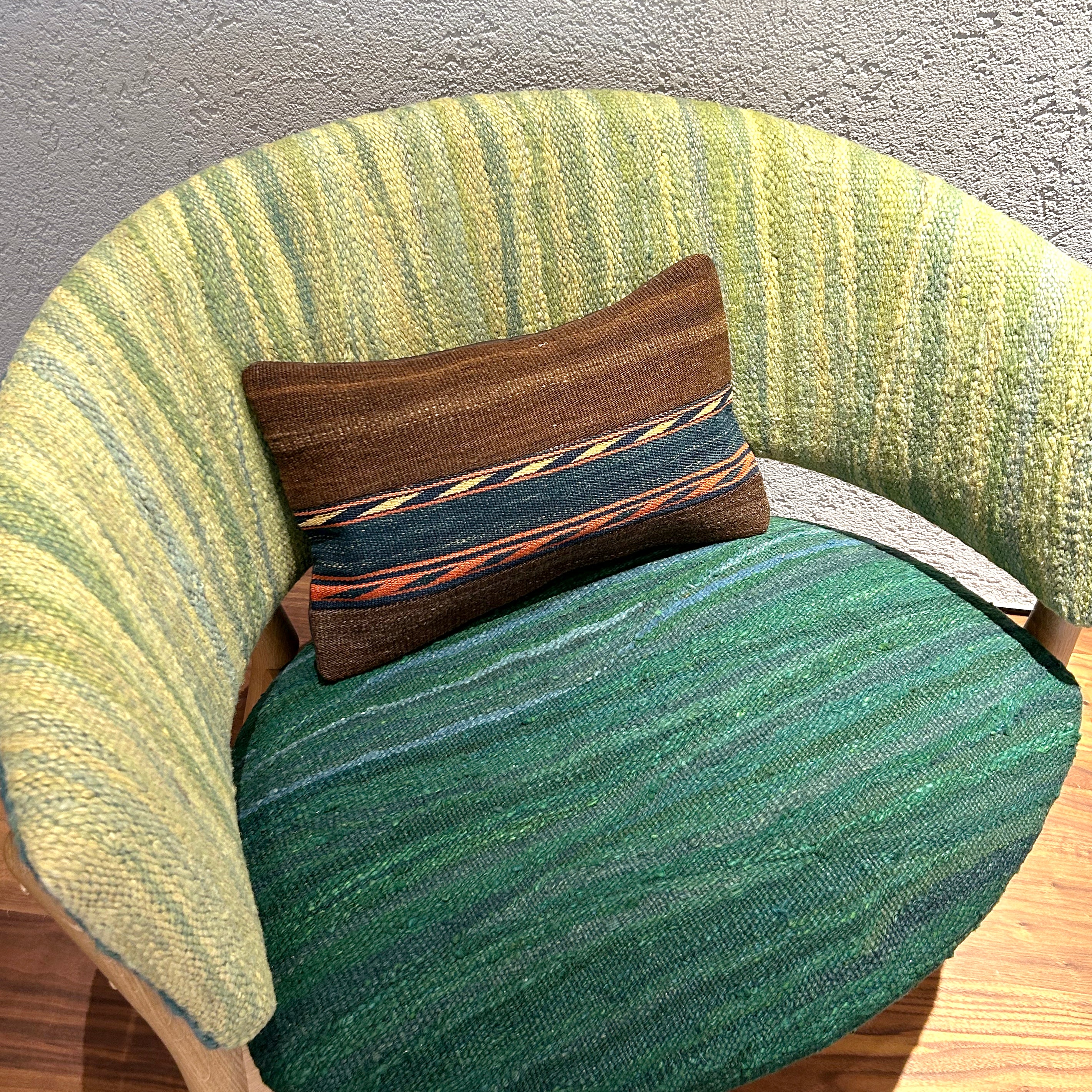 チェアの上に置かれたキリムクッション（C-15438）の写真1