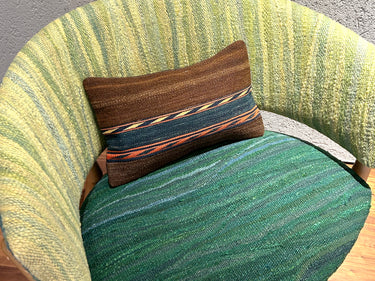 チェアの上に置かれたキリムクッション（C-15438）の写真1