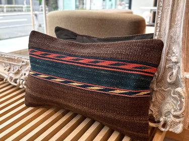 鏡の前に置かれたキリムクッション（C-15438）の写真