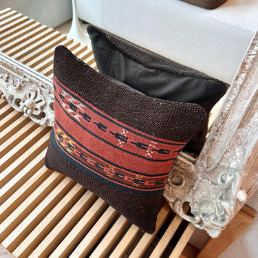 鏡の前に置かれたキリムクッション（C-15456）の写真