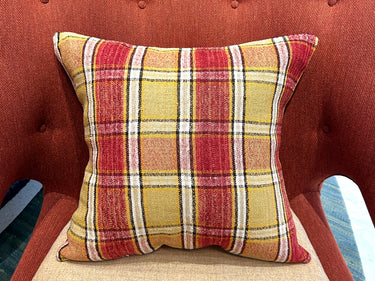 チェアの上に置かれたキリムクッション（C-15414）の写真3