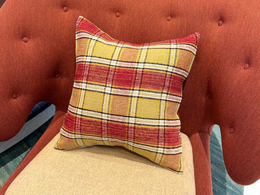 チェアの上に置かれたキリムクッション（C-15414）の写真2