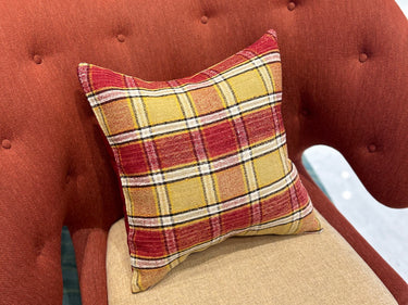 チェアの上に置かれたキリムクッション（C-15414）の写真1