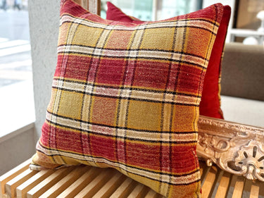 鏡の前に置かれたキリムクッション（C-15414）の写真