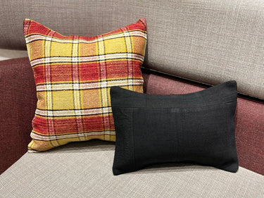 異なるサイズのクッションと置かれたキリムクッション（C-15414）の写真