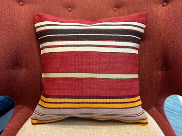 椅子の上に置かれたC-15432の写真1