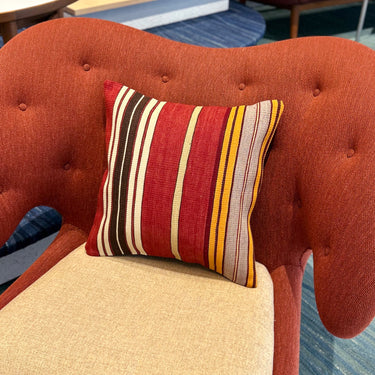 椅子の上に置かれたC-15432の写真3