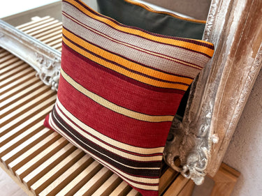 椅子の上に置かれたC-15432の写真4