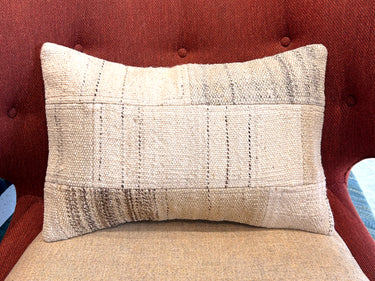 椅子に置かれたC-15465の写真4