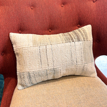 椅子に置かれたC-15465の写真3