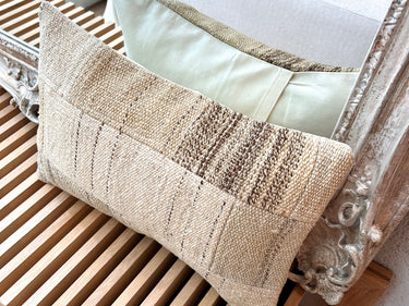 椅子に置かれたC-15465の写真1