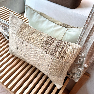 椅子に置かれたC-15465の写真1