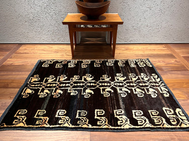 床に敷かれたモダン・トゥル（N-205）の写真1