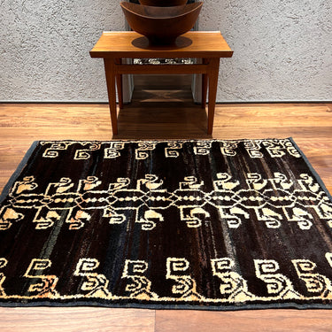 床に敷かれたモダン・トゥル（N-205）の写真1