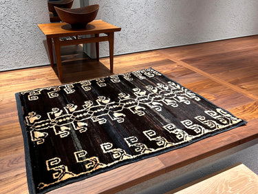 床に敷かれたモダン・トゥル（N-205）の写真2