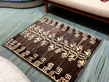 ソファ前に敷かれたモダン・トゥル（N-205）の写真