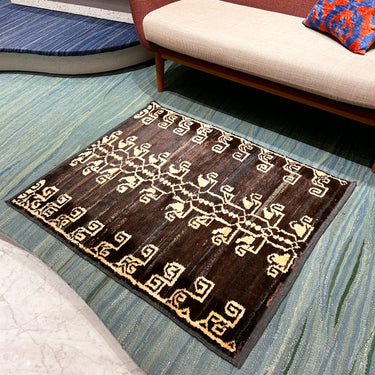 ソファ前に敷かれたモダン・トゥル（N-205）の写真