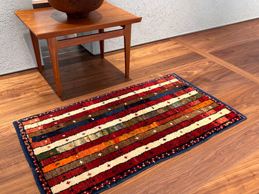 床に敷かれたモダン・トゥル（N-195）の写真3