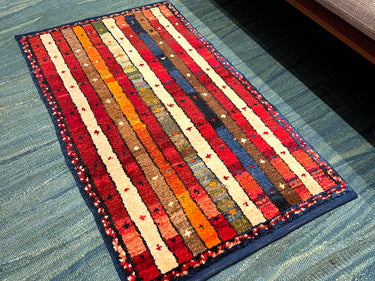 ソファ前に敷かれたモダン・トゥル（N-195）の写真