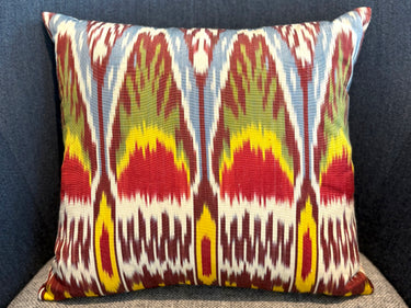 チェアの上に置かれたイカット シルククッション(MC-0215)の写真2