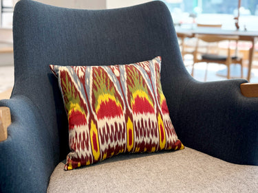 チェアの上に置かれたイカット シルククッション(MC-0215)の写真1