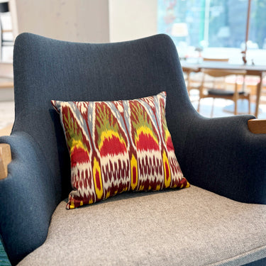 チェアの上に置かれたイカット シルククッション(MC-0215)の写真1