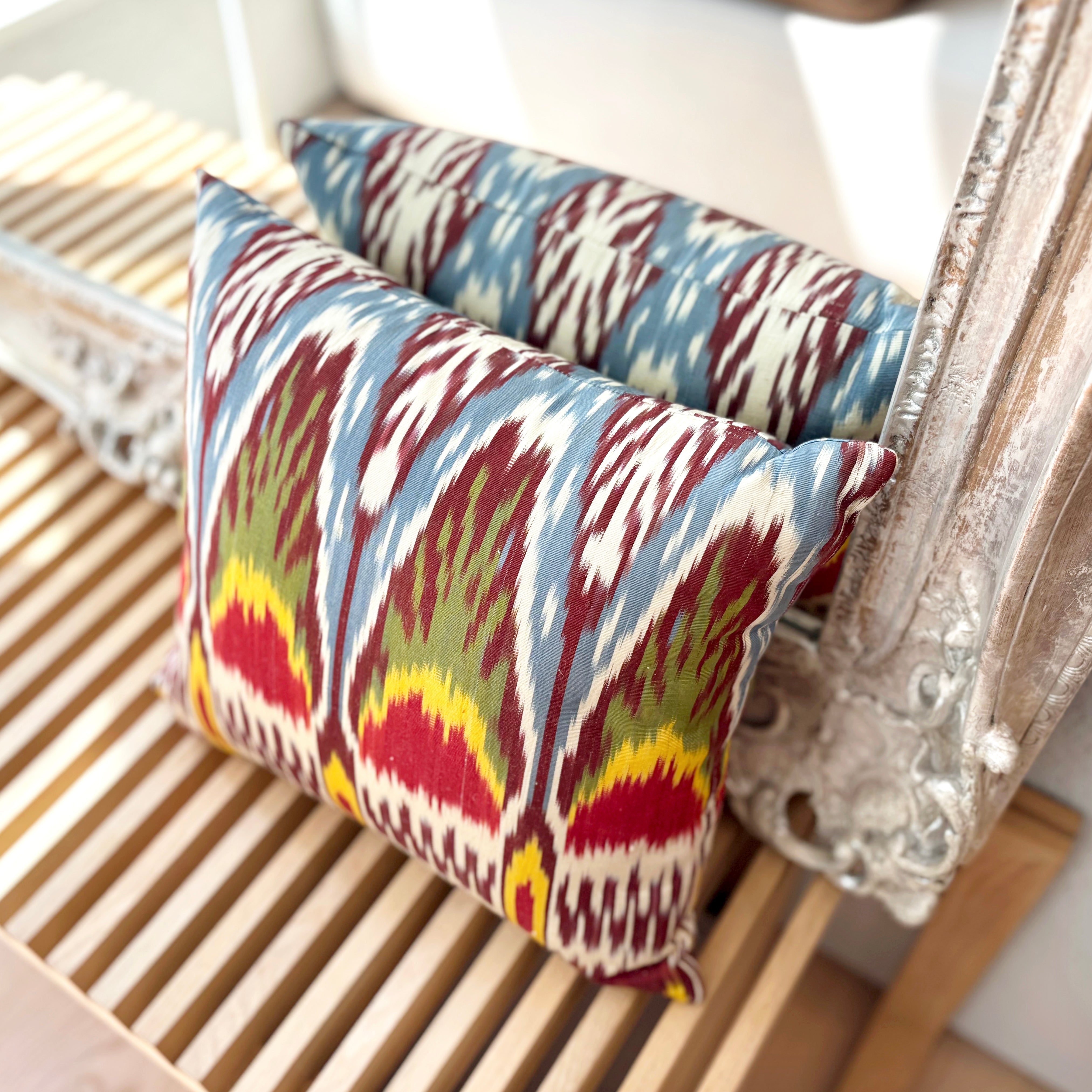 鏡の前に置かれたイカット シルククッション(MC-0215)の写真