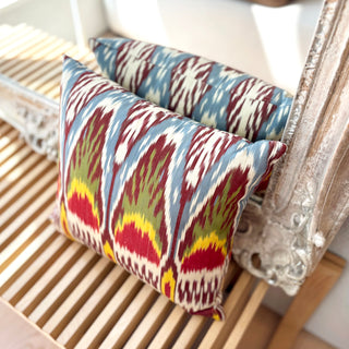 鏡の前に置かれたイカット シルククッション(MC-0215)の写真