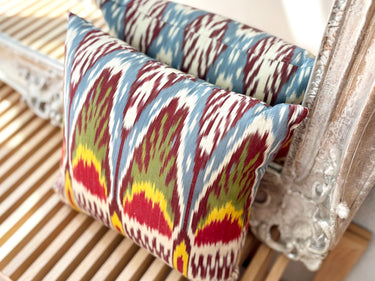 鏡の前に置かれたイカット シルククッション(MC-0215)の写真