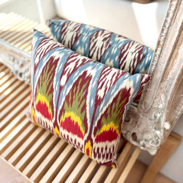 鏡の前に置かれたイカット シルククッション(MC-0215)の写真