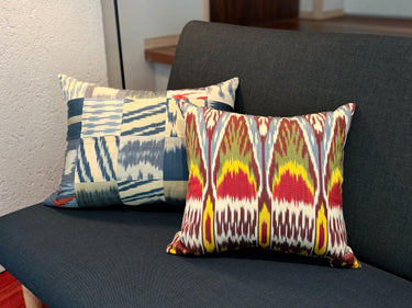 ソファの上に他のクッションと置かれたイカット シルククッション(MC-0215)の写真