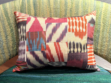 チェアの上に置かれたイカットパッチワークシルククッション(mc-0701)の写真2