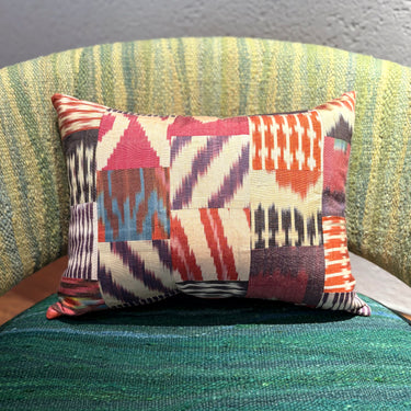 チェアの上に置かれたイカットパッチワークシルククッション(mc-0701)の写真2