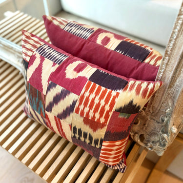 鏡の前に置かれたイカットパッチワークシルククッション(mc-0701)の写真