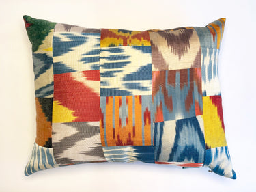 イカットパッチワーク シルククッション(MC-0705)の写真1