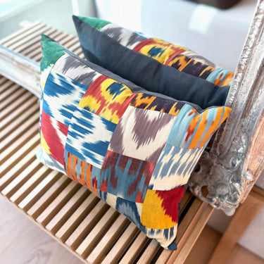 鏡の前に置かれたイカットパッチワーク シルククッション(MC-0705)の写真