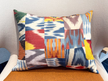 チェアの上に置かれたイカットパッチワーク シルククッション(MC-0705)の写真2