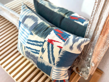 鏡の前に置かれたイカットパッチワークシルククッション(MC-0707)の写真