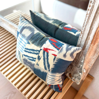 鏡の前に置かれたイカットパッチワークシルククッション(MC-0707)の写真