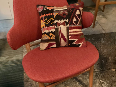 椅子の上に置かれたキリムクッションカバー(C-14812)の写真